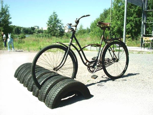 Bicicletário com pneus usados
